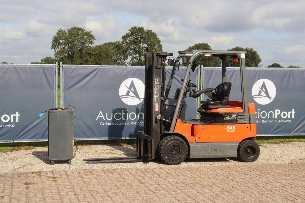 Carrello elevatore elettrico Toyota 7FBMF25, portata 2500 kg, altezza di sollevamento 4,3 m, anno 2010.
