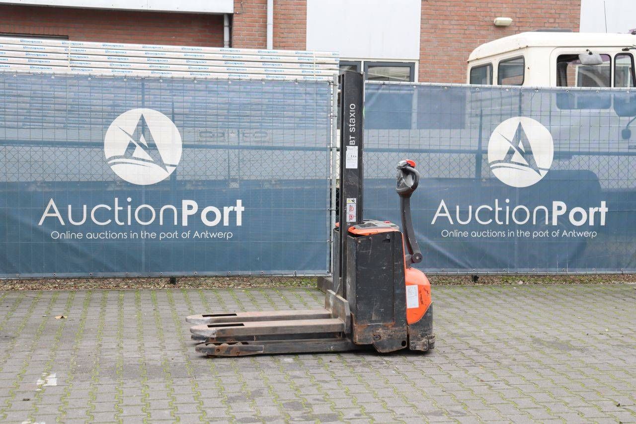 Carrello elevatore elettrico Toyota SWE080L da 800 kg, altezza 1,58 m, anno 2018.