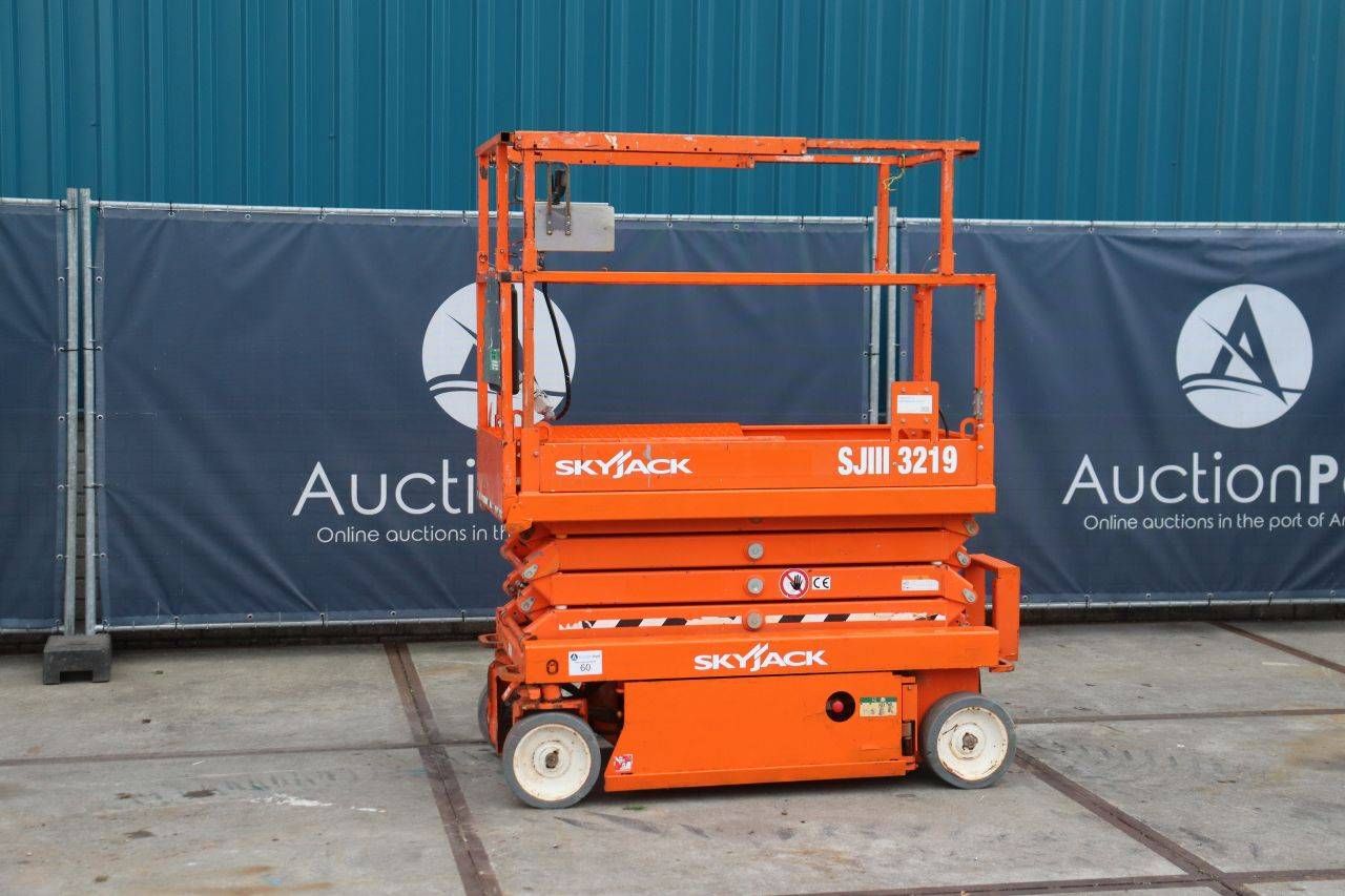 Piattaforma aerea elettrica a forbice Skyjack SJIII-3219, portata 227 kg, altezza 7,8 m, anno 2018.