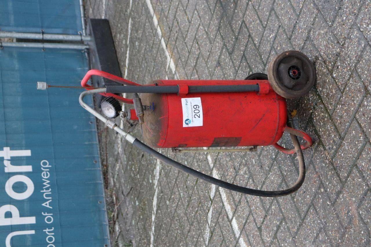 Pneumatic oil dispensing unit