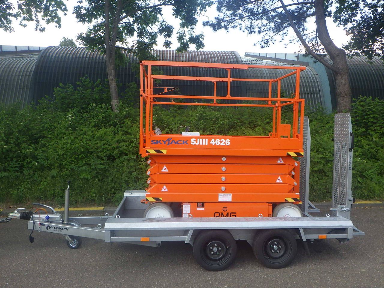 Scissor lift Skyjack SJ4626 Electric 9.92m 2011 with Transport trailer Vlemmix New