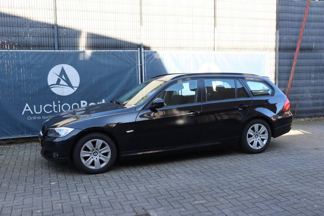 Station wagon BMW 316I Petrol 2010 (Margin)