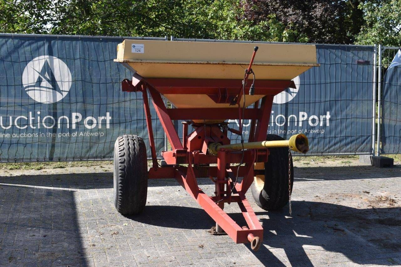Mobile shuttle spreader 