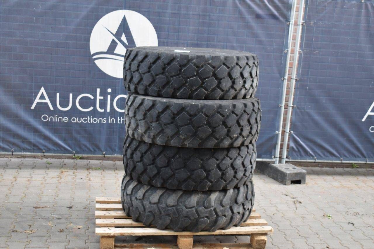 Muchos neumáticos Michelin.