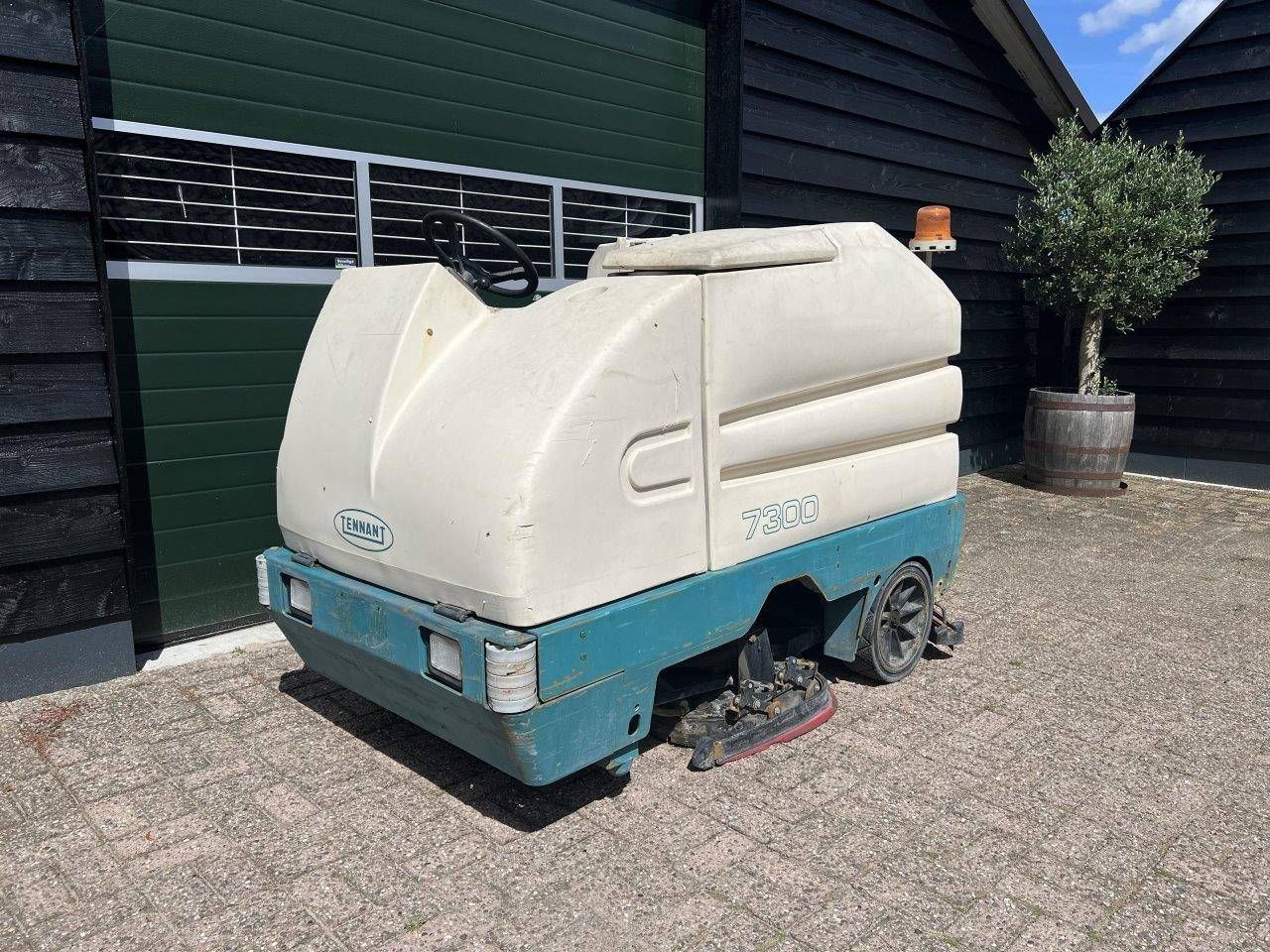 Tennant 7300 Electric Sweeper