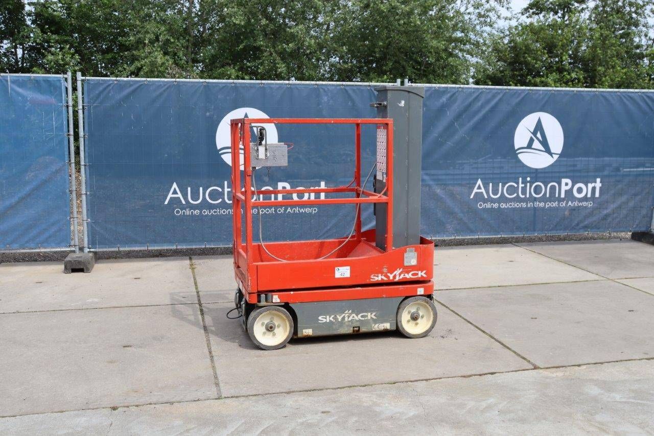 Mast lift SkyJack SJ12 Electric 227kg 5.65m 2015