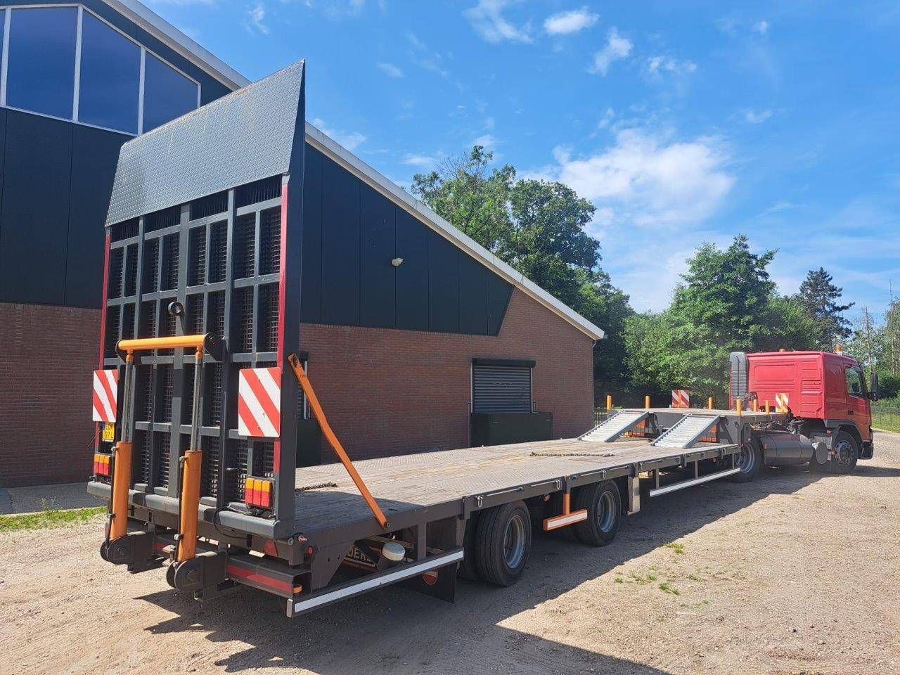 Low loader Floor with hydraulic tail lift