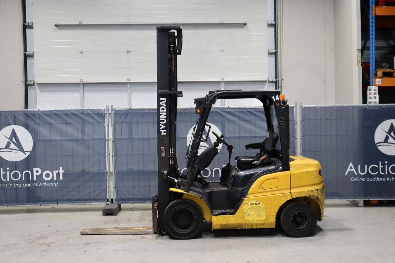 Empilhadeira Hyundai 25D-9 Diesel 2330kg 5.0m 2017