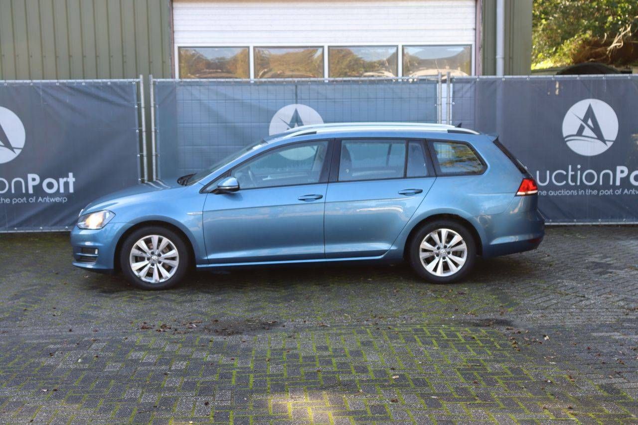 Volkswagen Golf Connected Series Station Wagon a Gasolina 116cv 2016