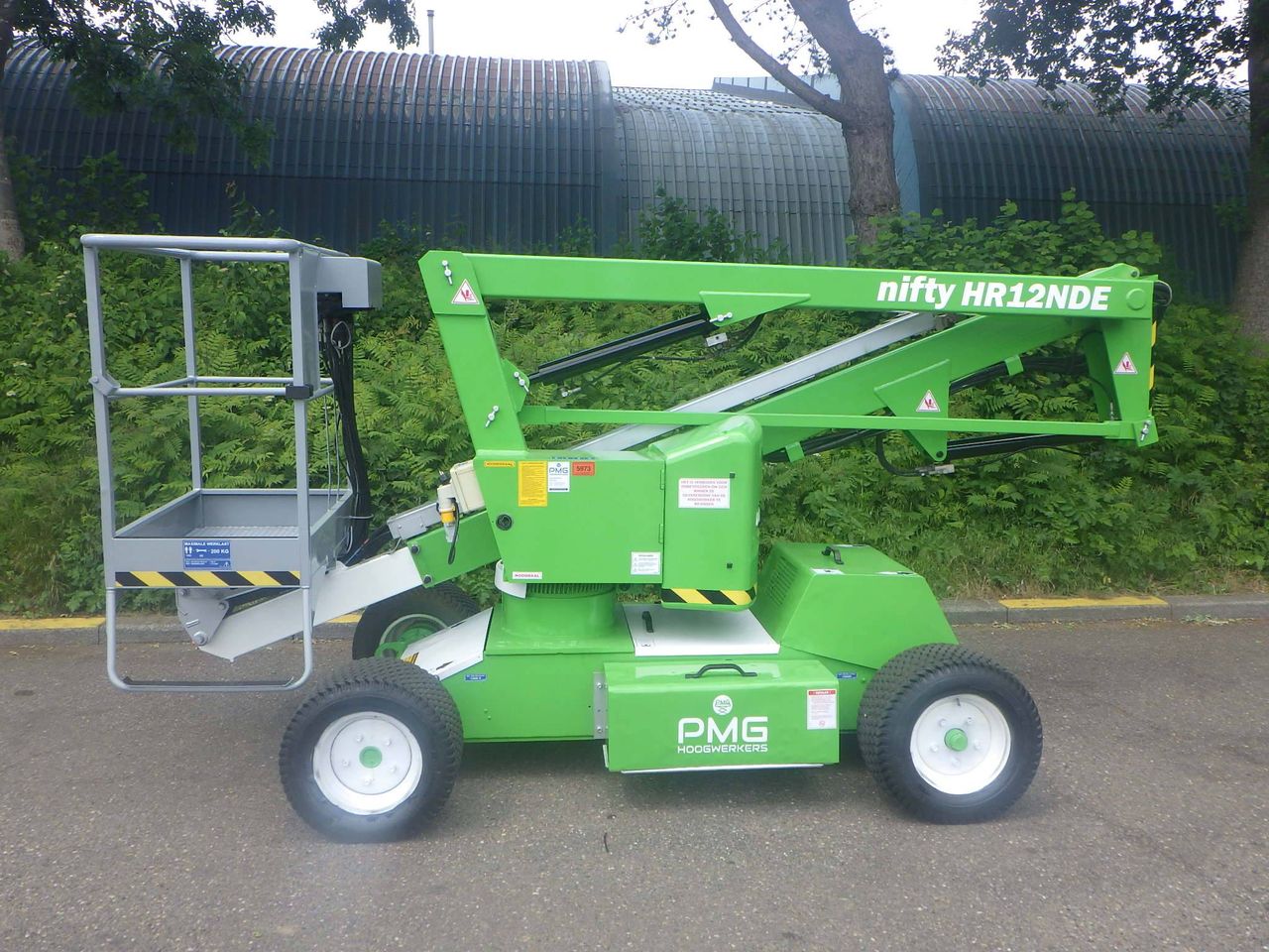 Nifty HR12NDE Bi-Energy 12.20m articulated boom lift 2012
