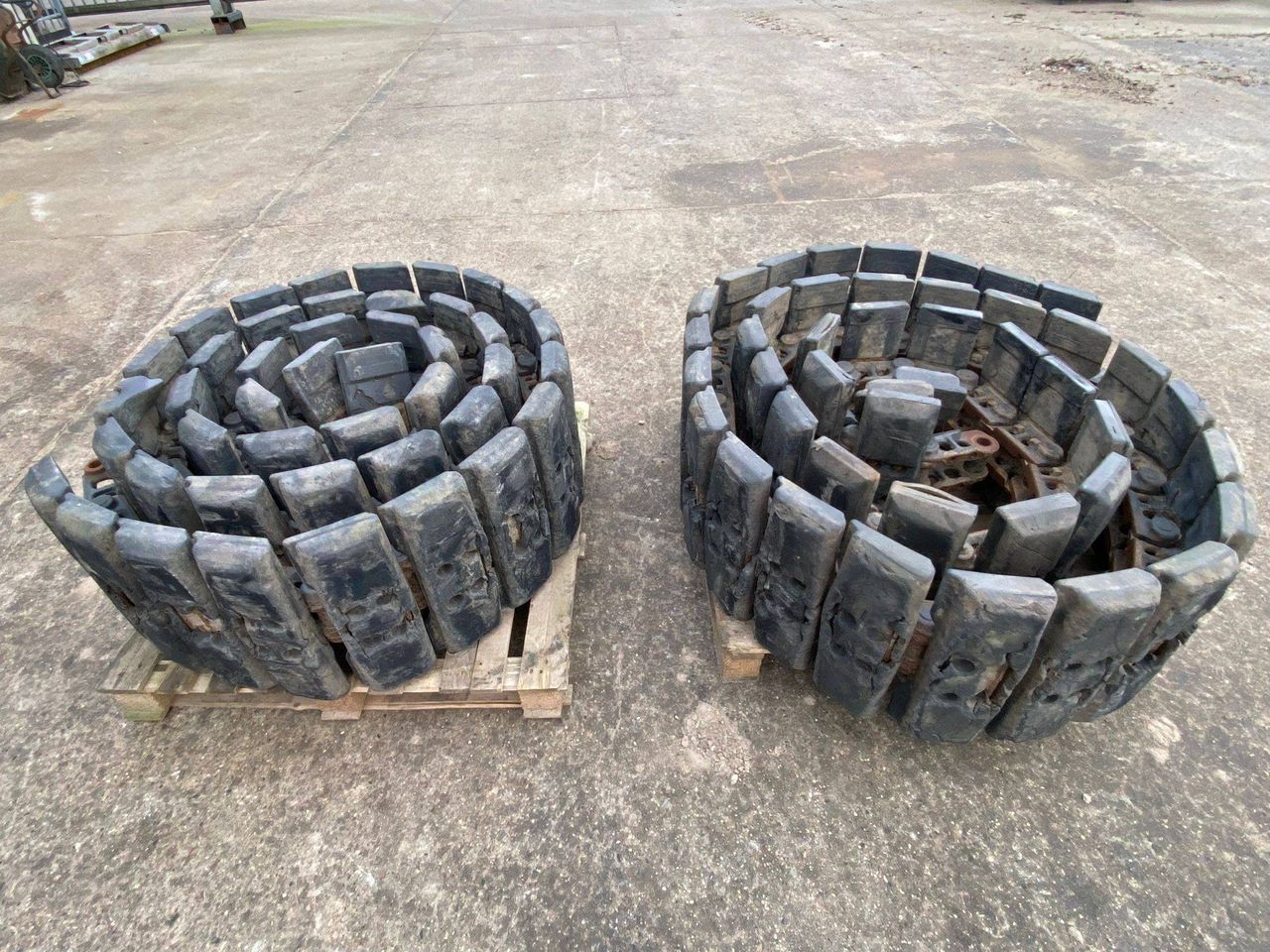 Rubber pads Hitachi ZX135 Roadliner