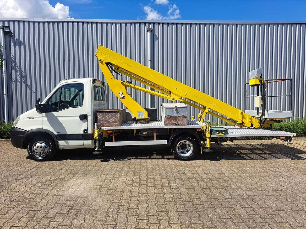 Commercial vehicle with telescopic arm Iveco Daily 35C12 Diesel 116hp 2009