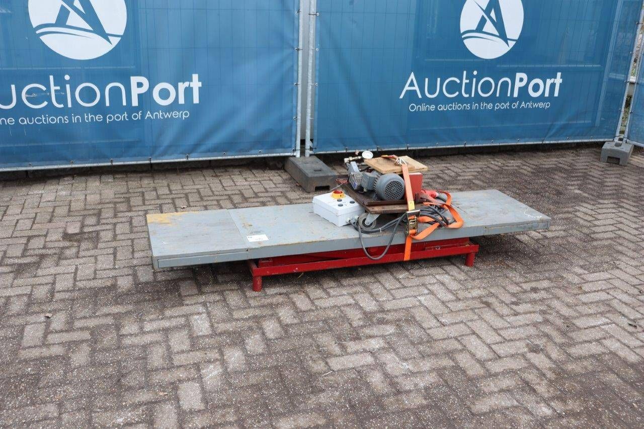 Tile cutting machine