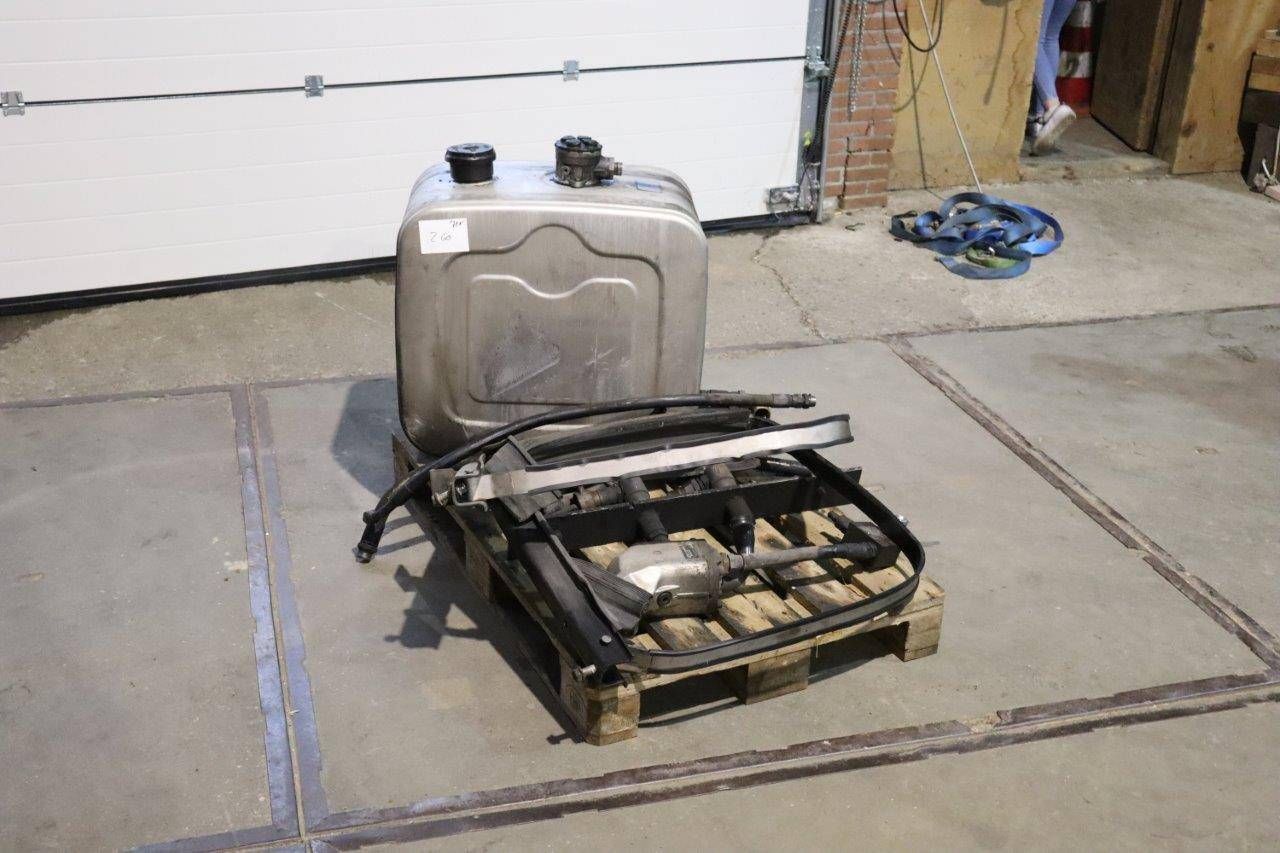 Hydraulic tank
