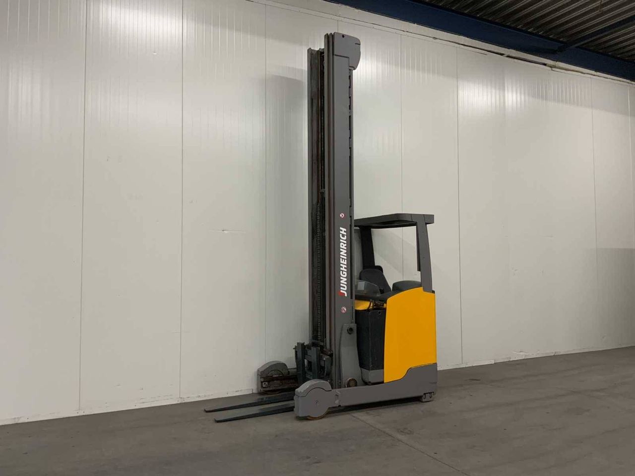 Reach truck Jungheinrich ETV320 Electric 2000kg 10.7m 2017