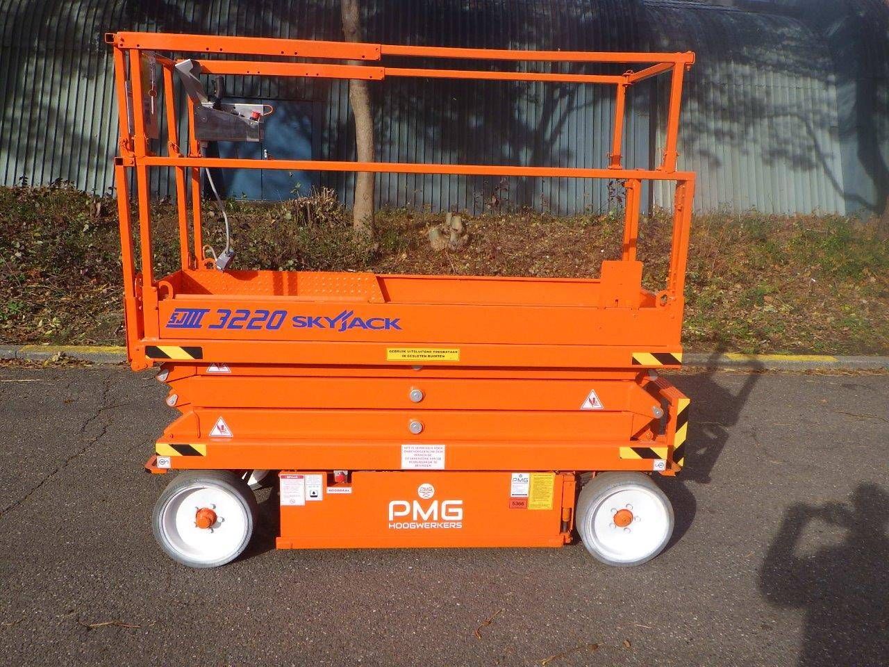 Scissor lift Skyjack SJ3220 8.09m Electric 2015 