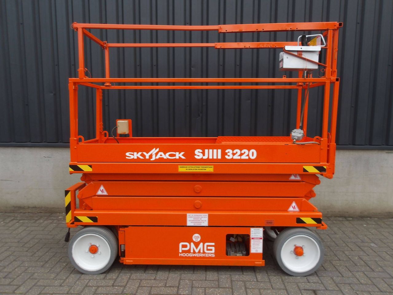 SkyJack SJ3220 Electric Scissor Lift 8.09m 2015