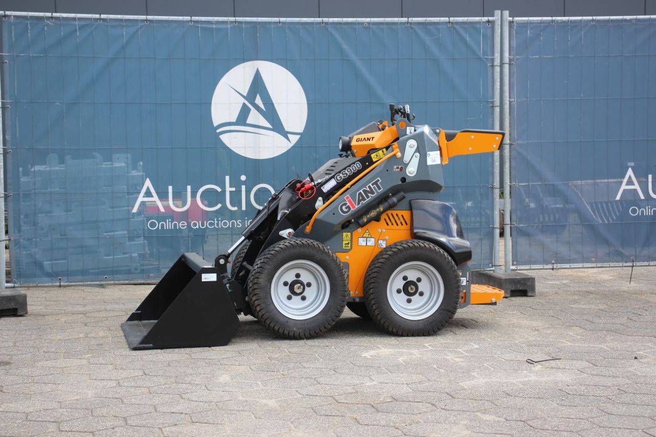 Giant GS900 Diesel 18.2kW articulated loader (2024)