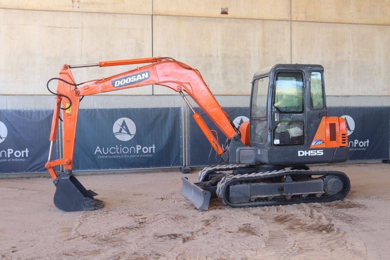 Escavatore cingolato Doosan DH55-V diesel da 40 kW