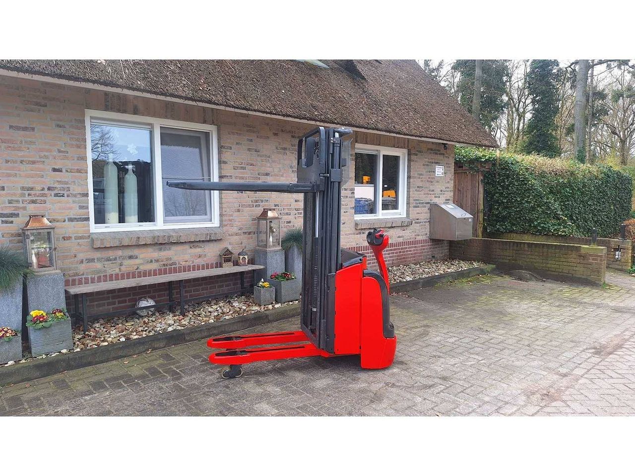 Stacker Linde L16 Electric 1600kg 4.3m 2006