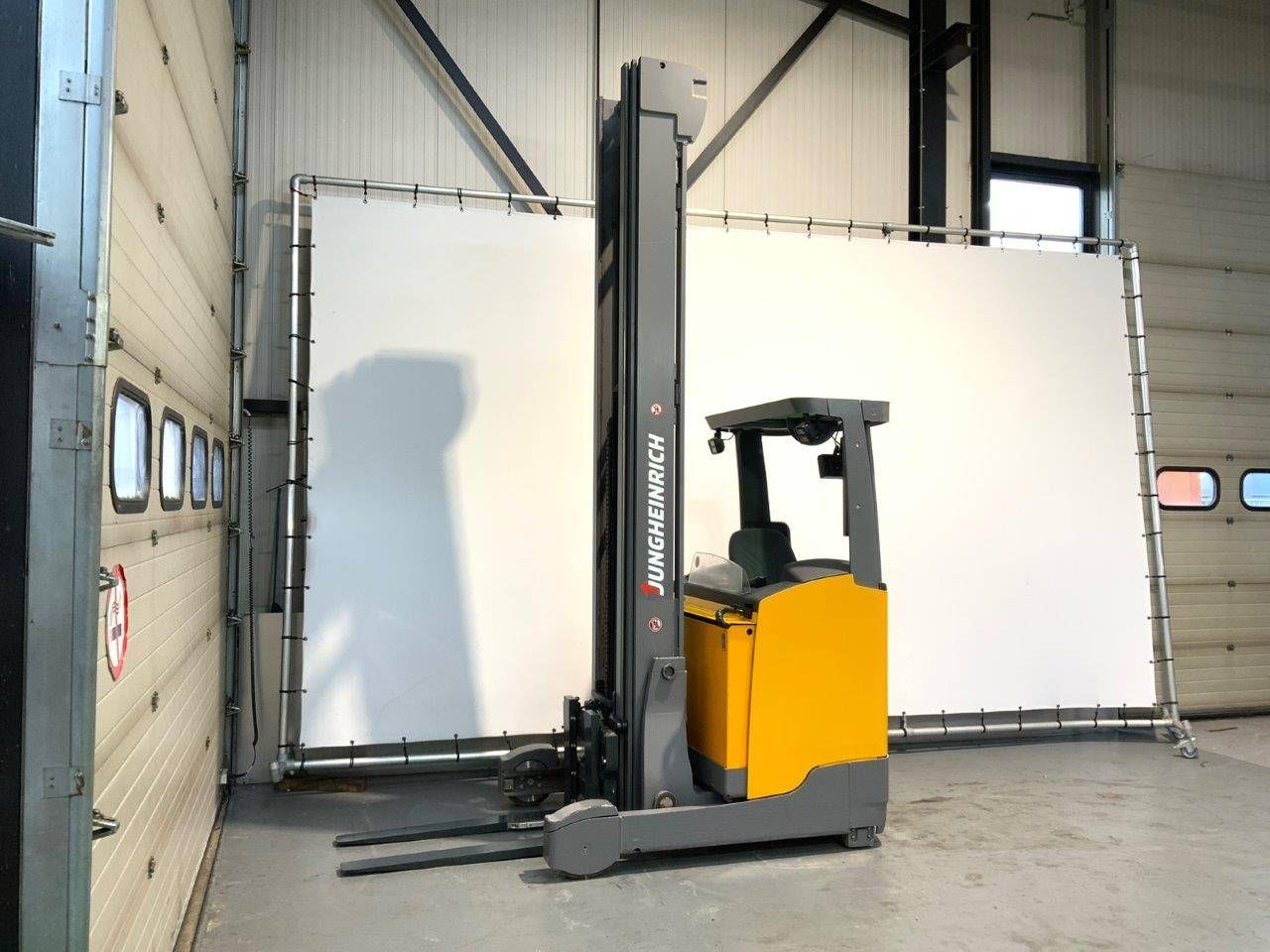 Reach truck Jungheinrich ETV 318 Electric 1800kg