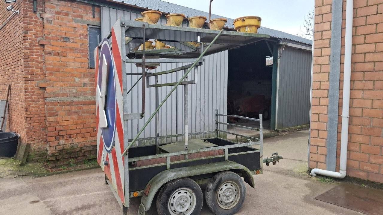Trailer signaling