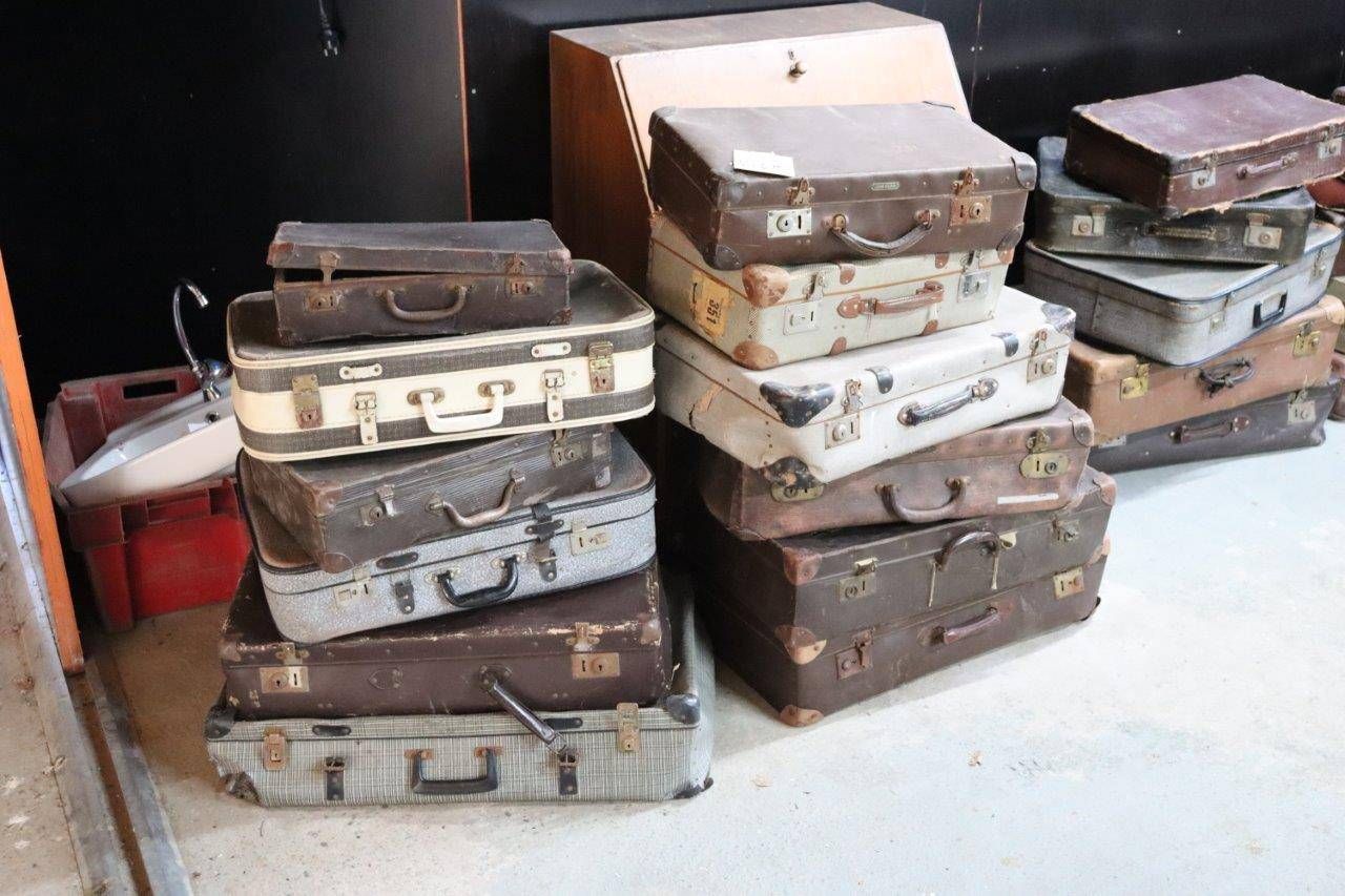 Antique Suitcases 12 pieces (Margin)