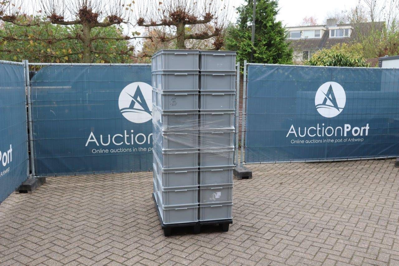 Batch of plastic boxes English-E-Line