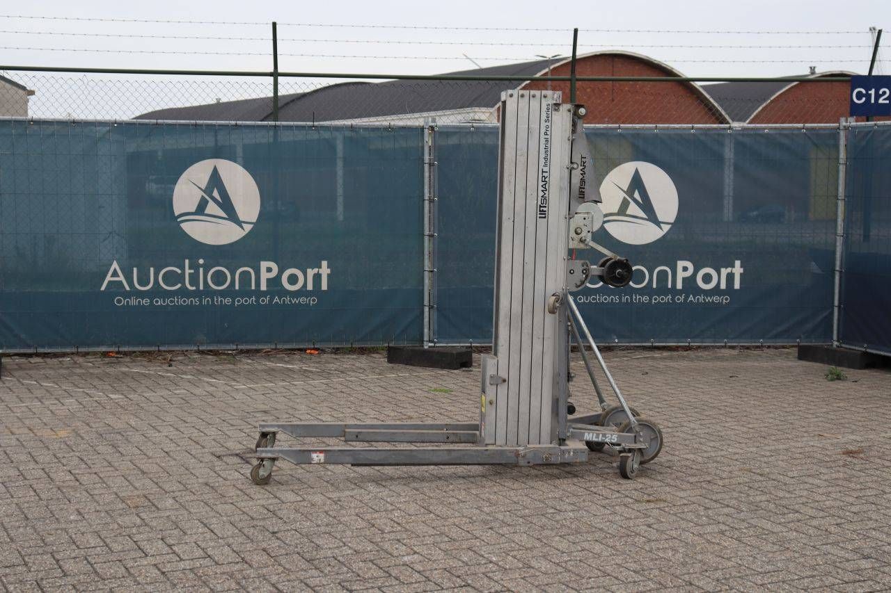 Elevador de materiales LiftSmart MLI-25 STD Base/Horquillas CE 272 kg 2017