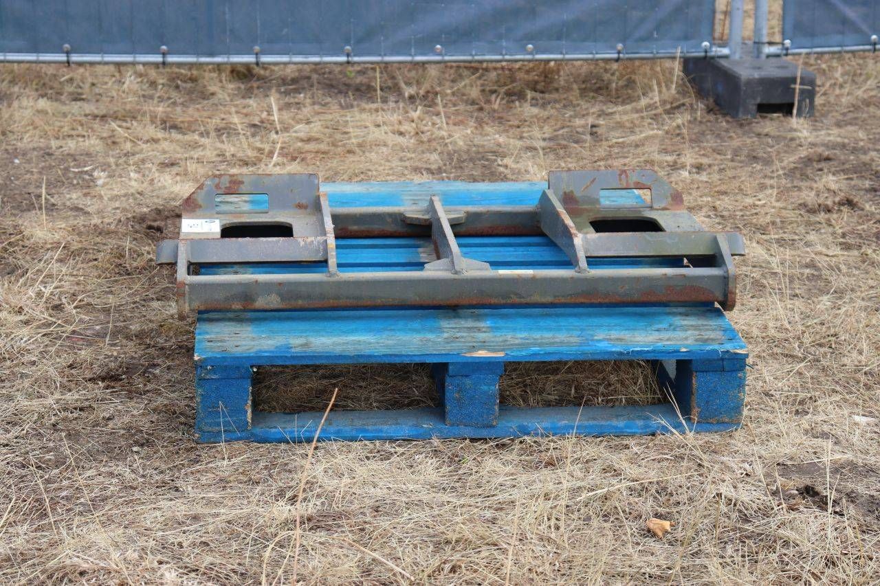 Hydraulically adjustable fork carriage FEM 2