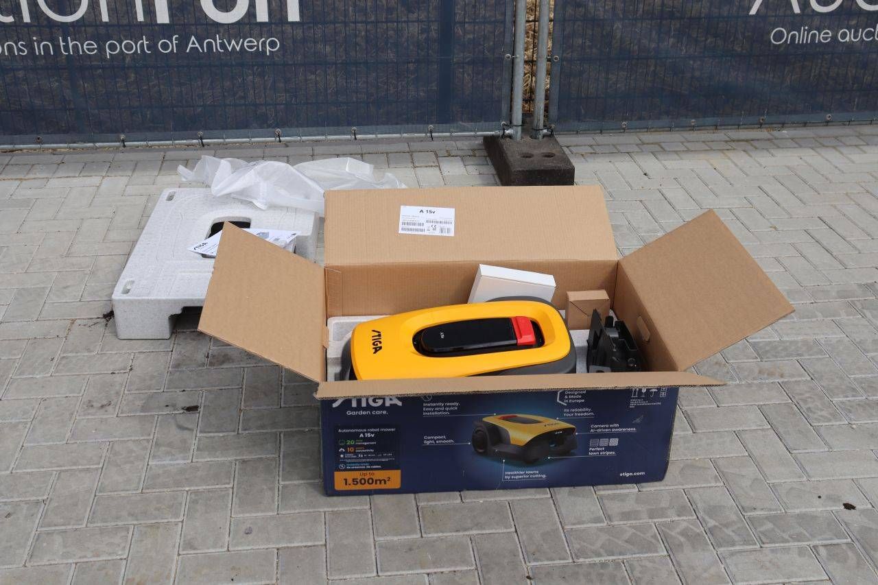 Cortador de grama robótico elétrico Stiga A 15V, novo na caixa, com sistema GPS.