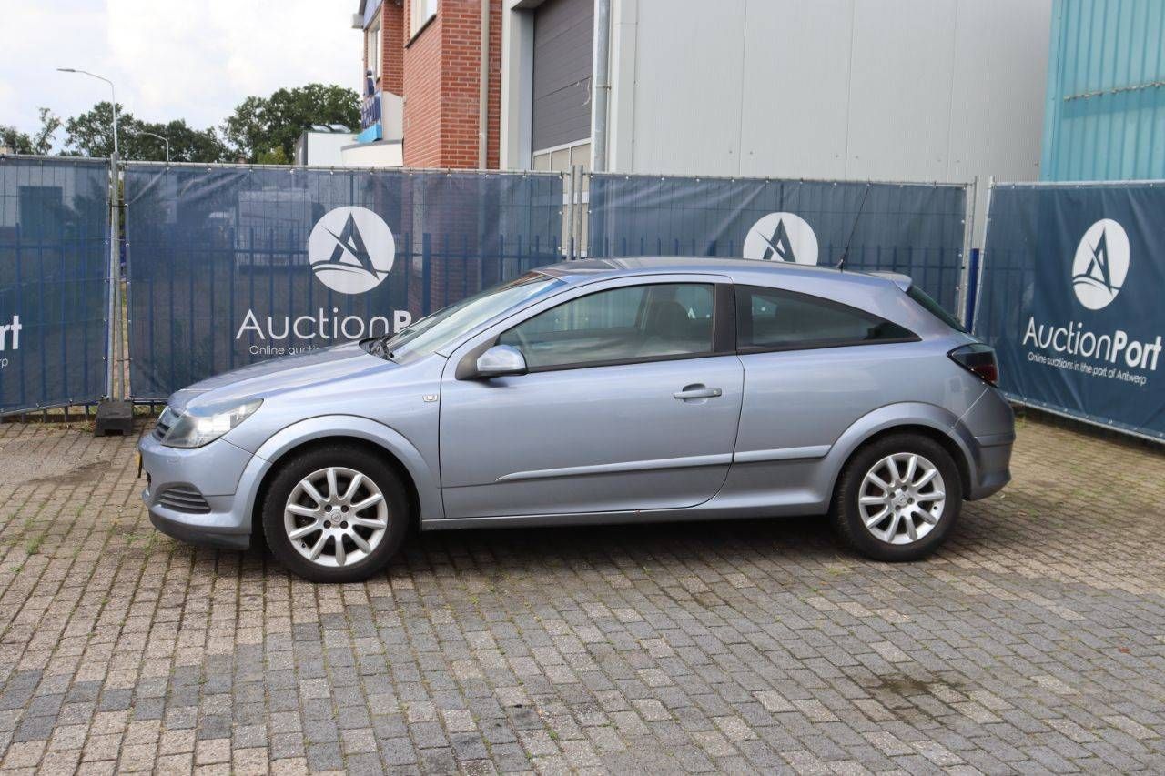Passenger car Opel Astra GTC Petrol 105hp 2005