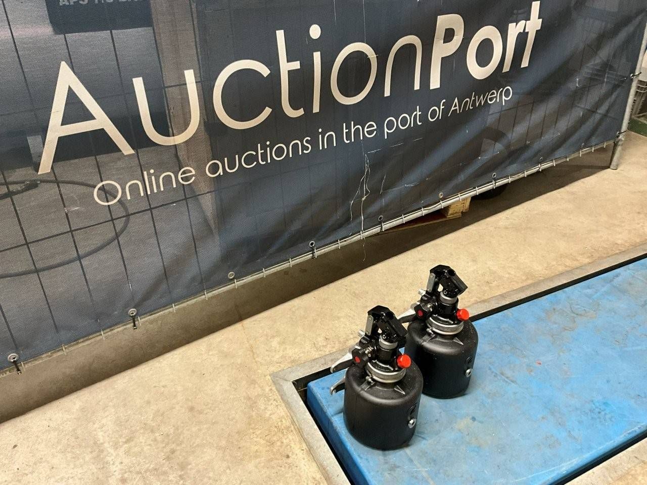 Oil reservoir with hand pump New