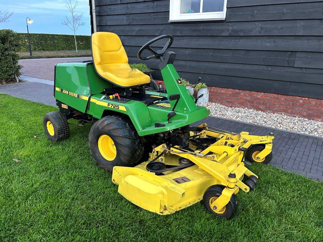 John Deere F725 Petrol Riding Mower (Margin)