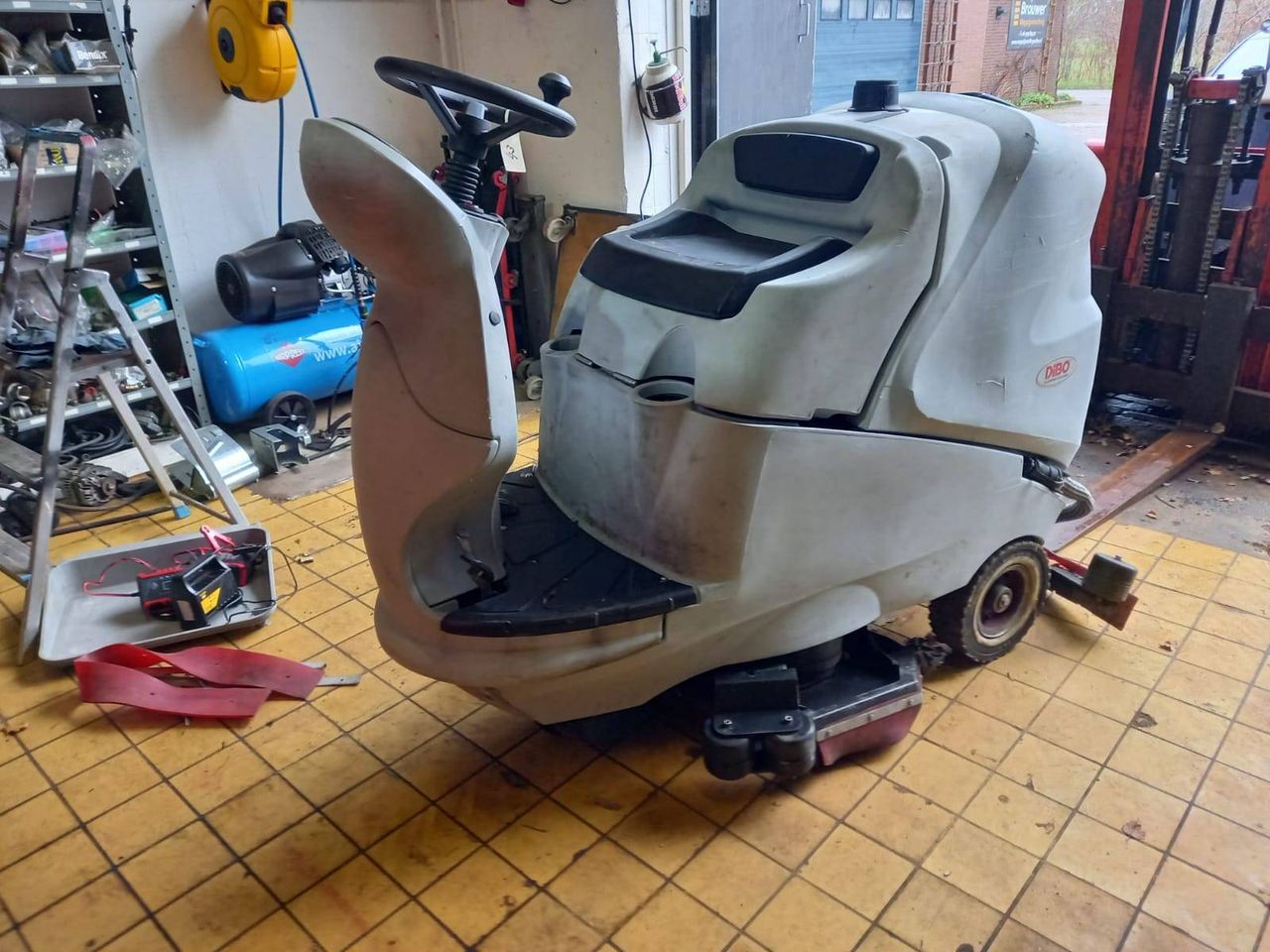 Scrubbing machine DiBO Electric