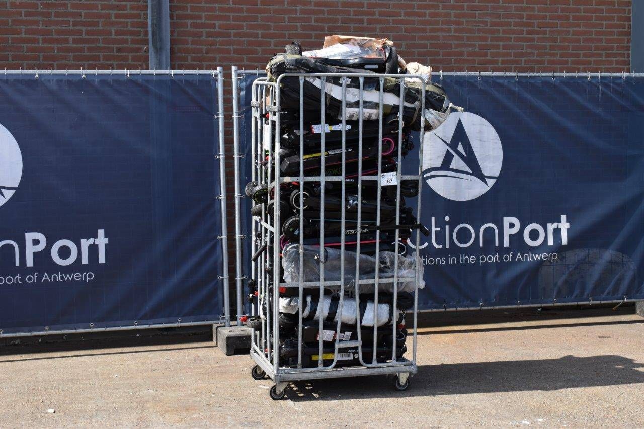 Viele Elektroroller und Hoverboards