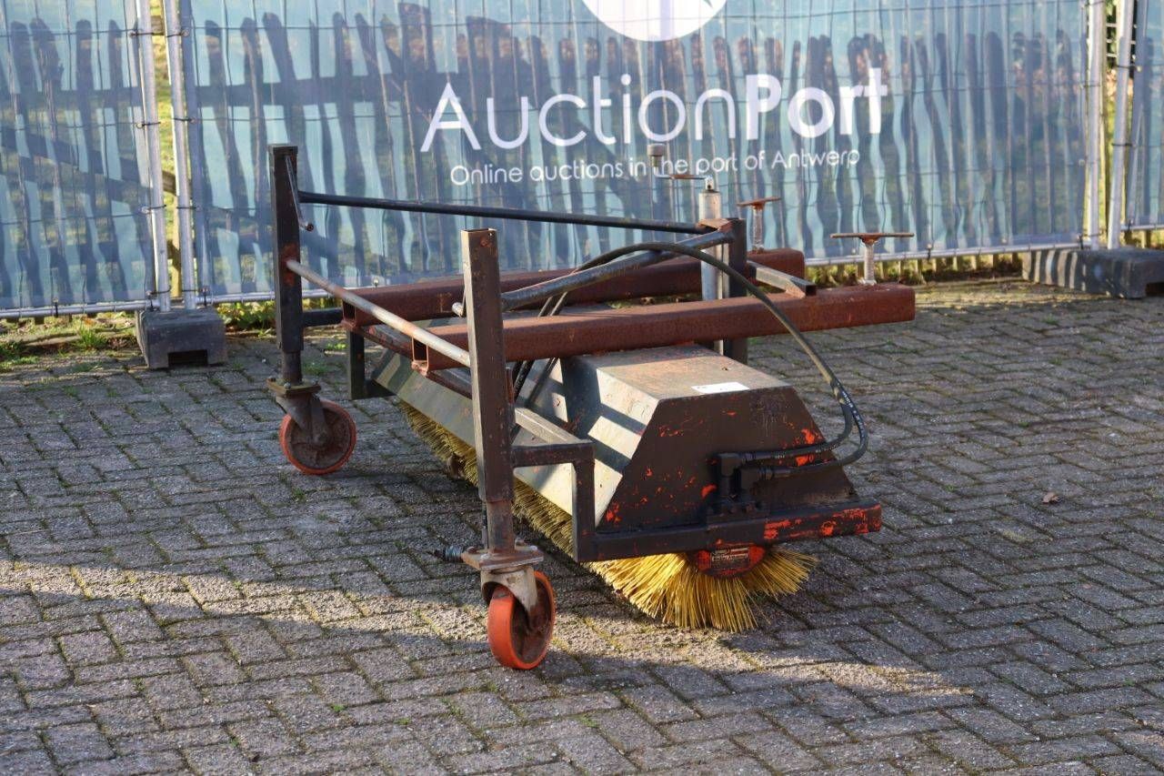 Hydraulic sweeping brush attachment (Margin)