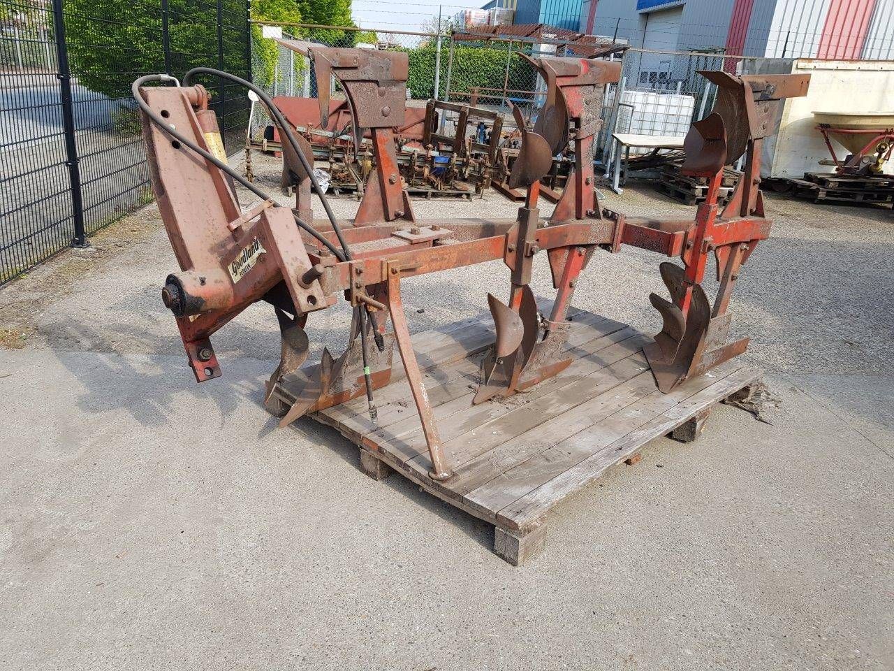 Hydraulic reversible plow Goudland 3-furrow