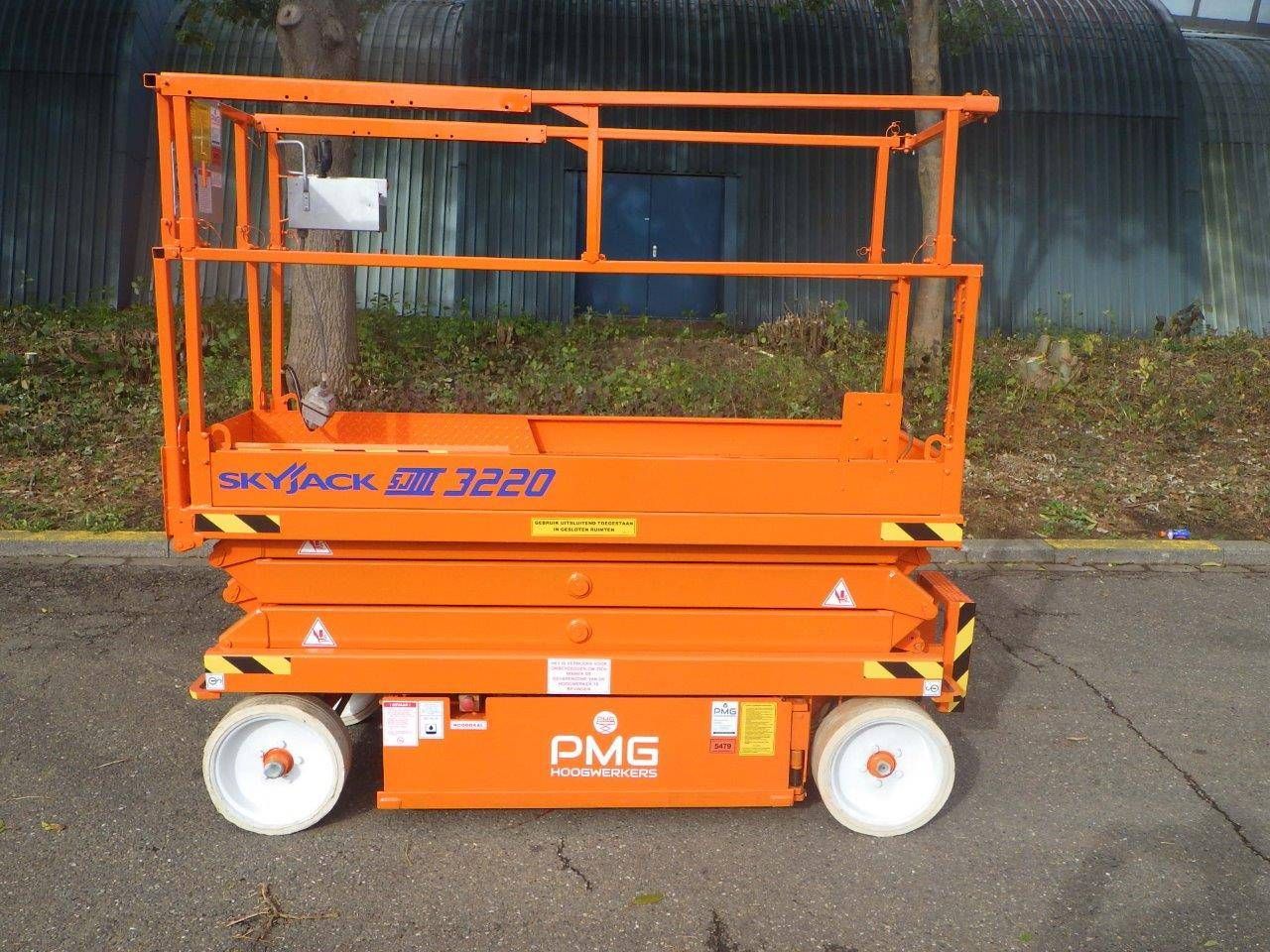 Scissor lift SkyJack SJ3220 Electric 8.09m 2012