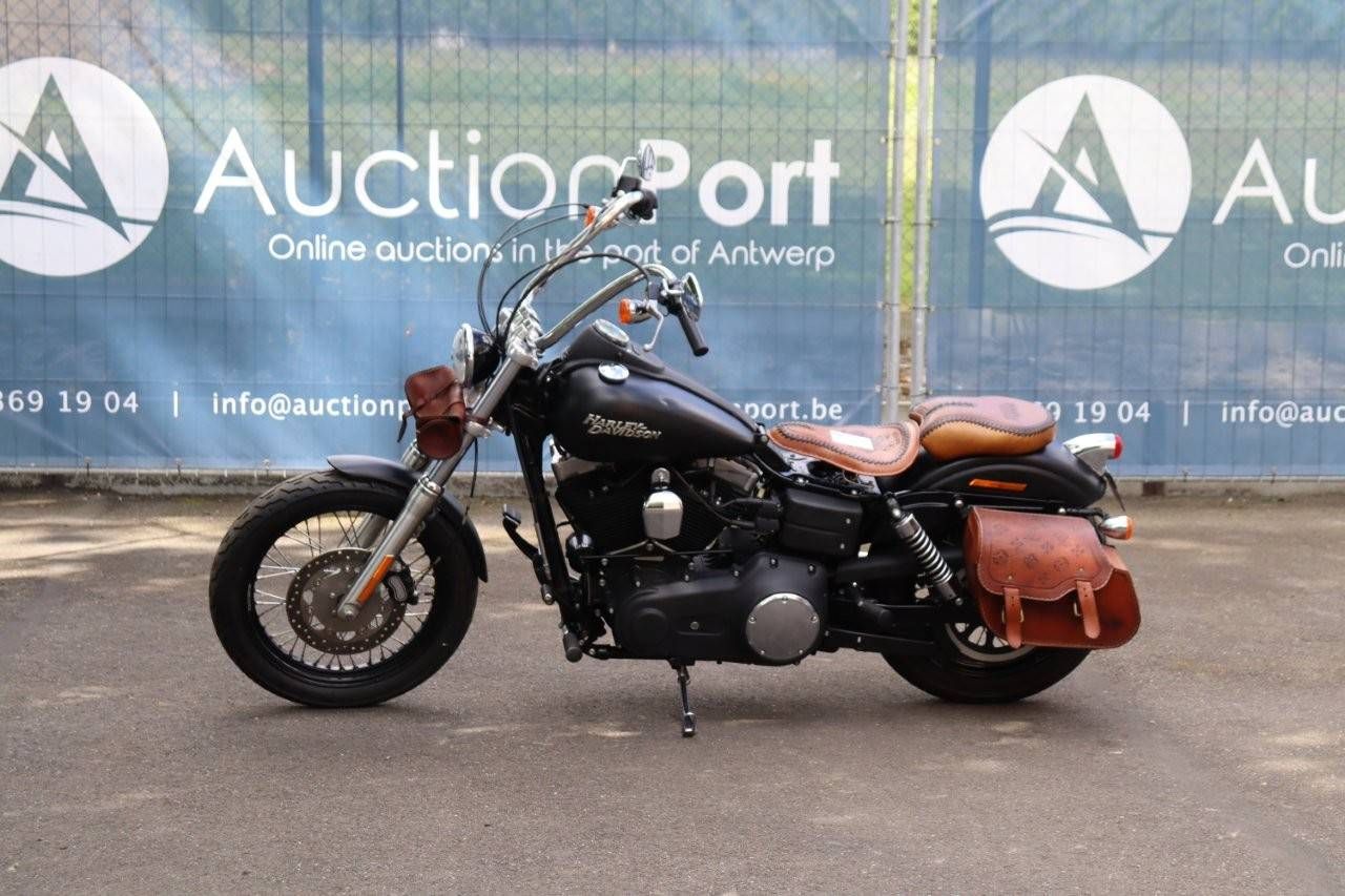 Motorcycle Harley-Davidson Dyna Street Bob Petrol 2011