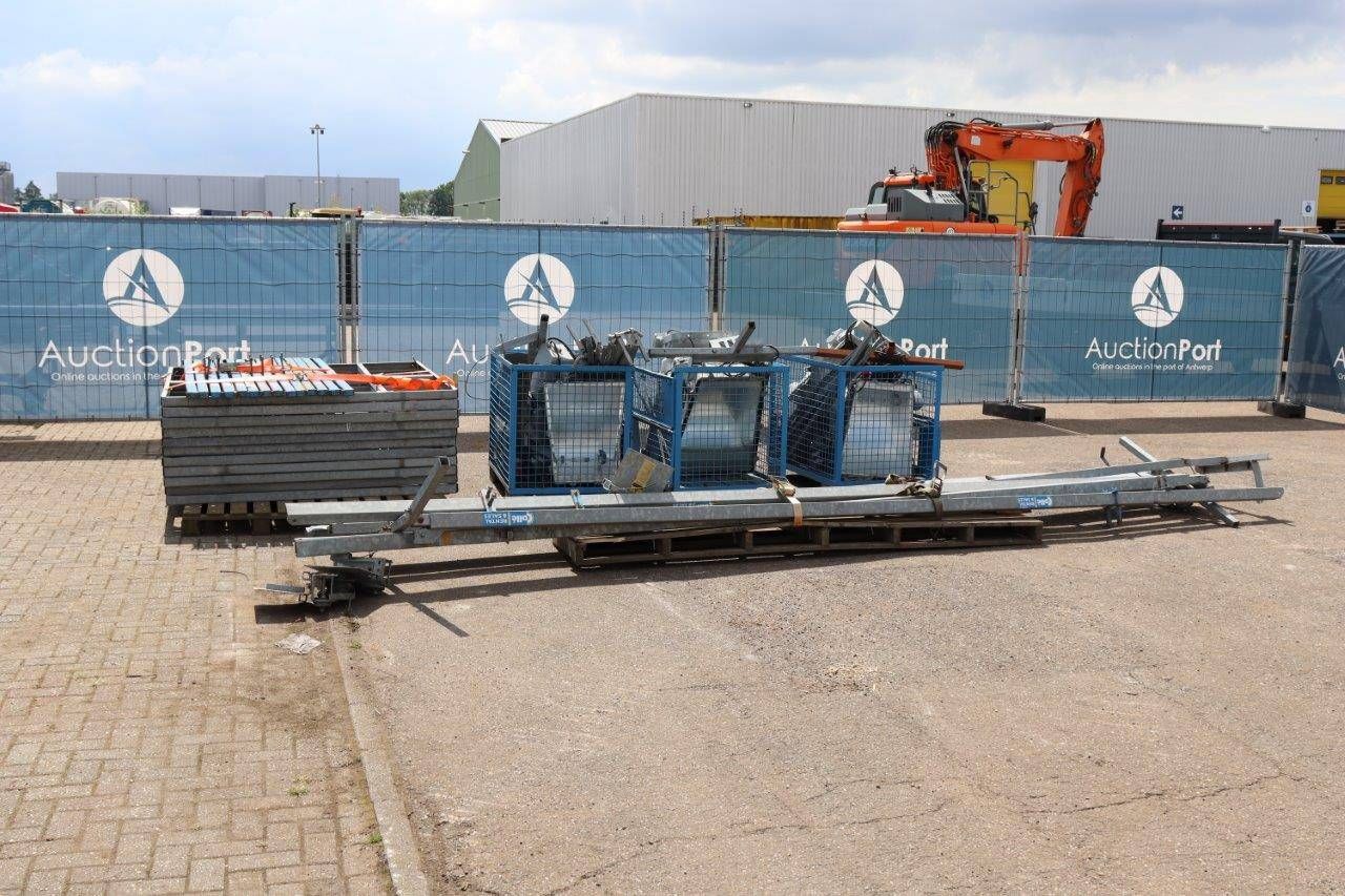 Lot of Standards/Lamps and Masts