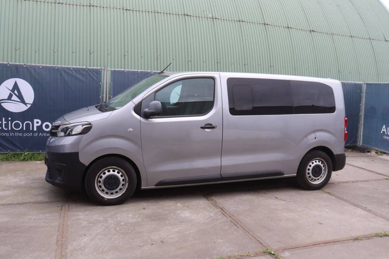 9-seater Toyota Proace Diesel 120hp 2019