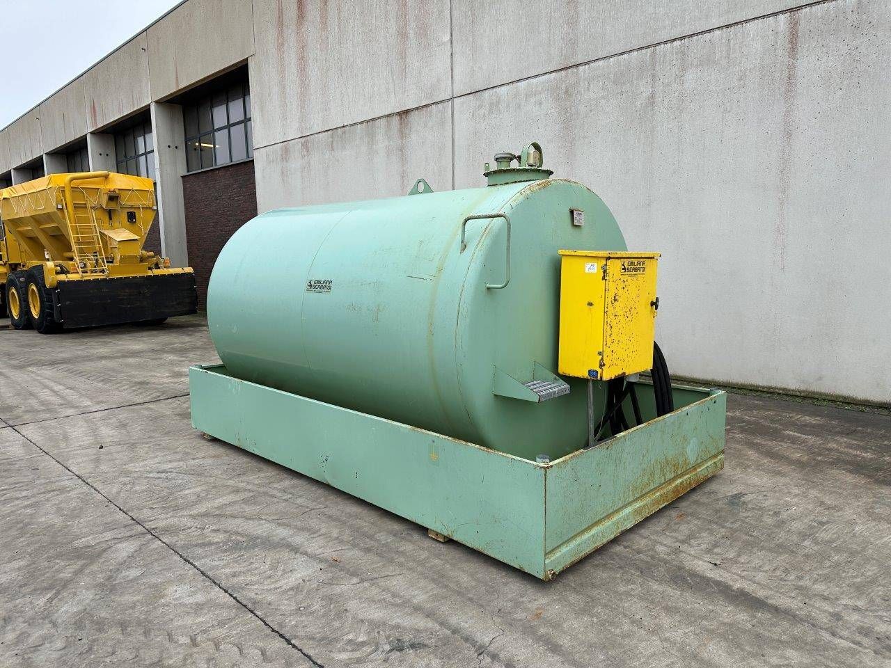 Fuel tank Emiliana Serbatoi TF9 9000L with pump