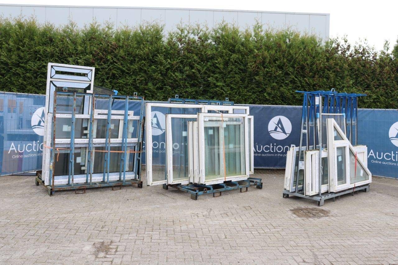 Partij kunststof kozijnen Gealan Nieuw