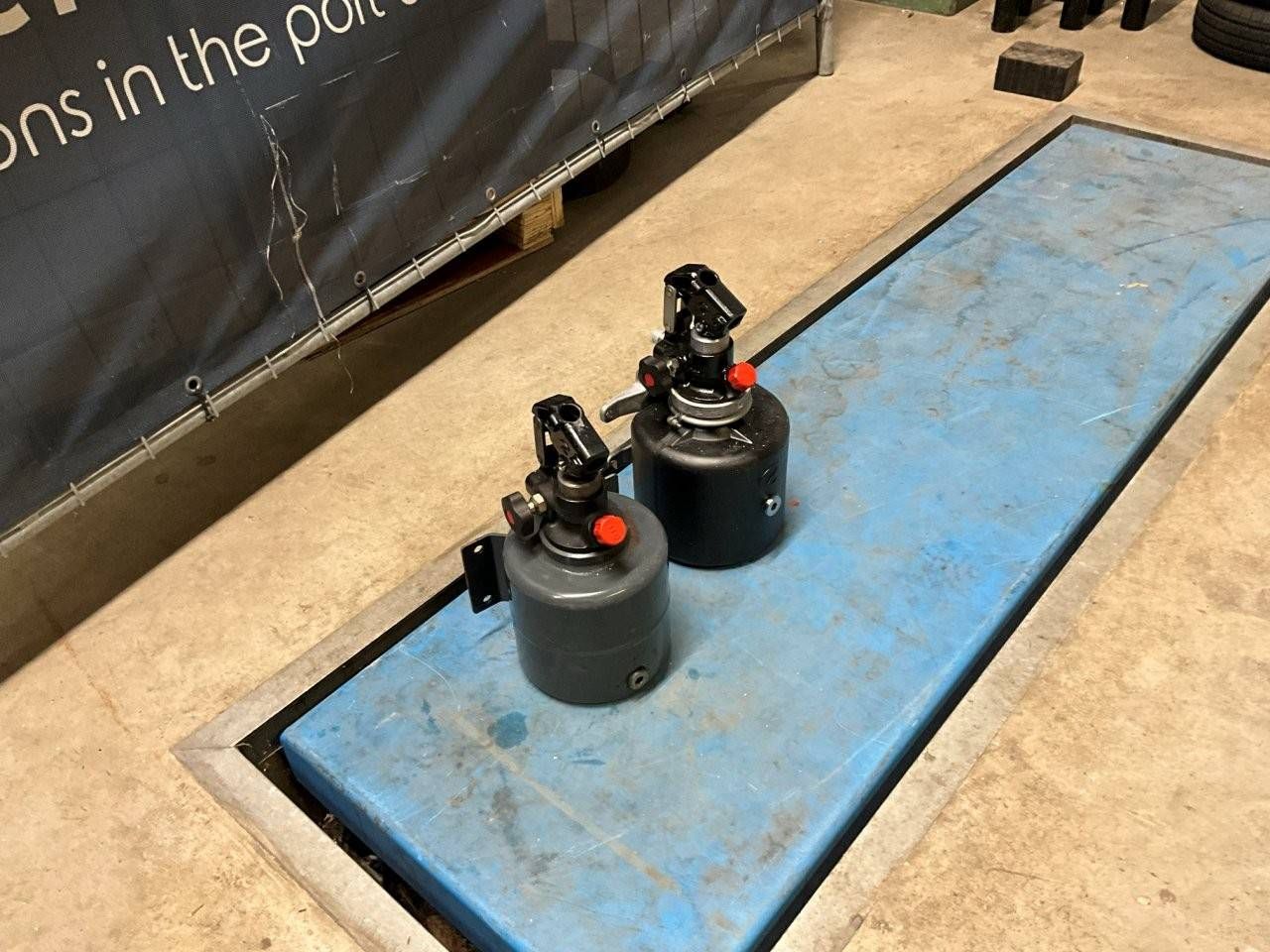 Oil reservoir with hand pump for tipper