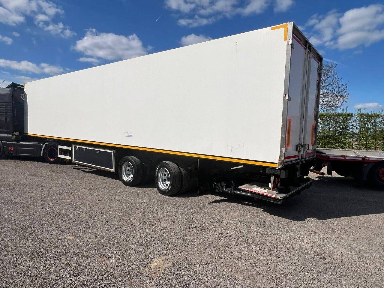 Closed semi-trailer Van Eck Beesd
