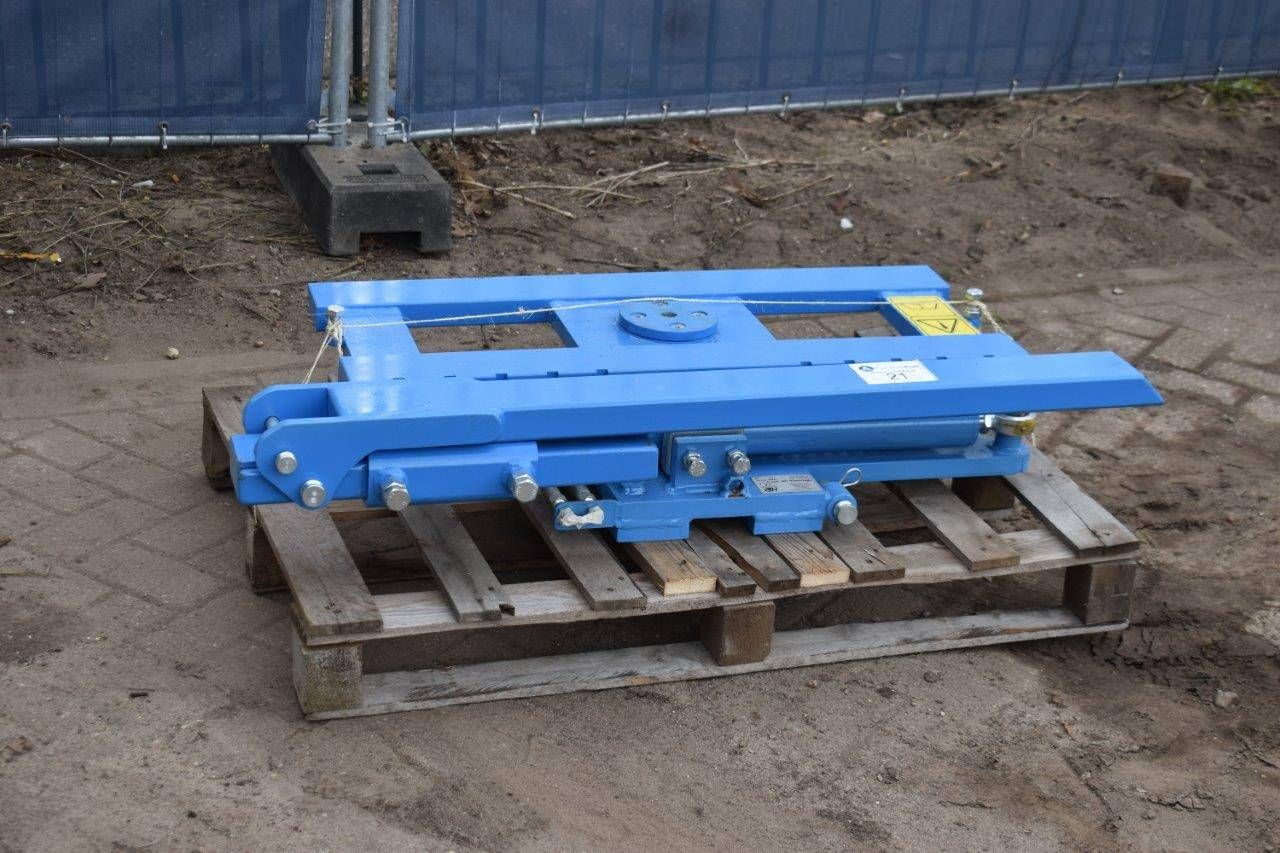 Rotating fork carriage rotator