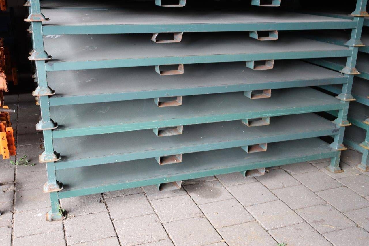 Lot of pallet racking 2.30x1.30m with steel base 5 pieces