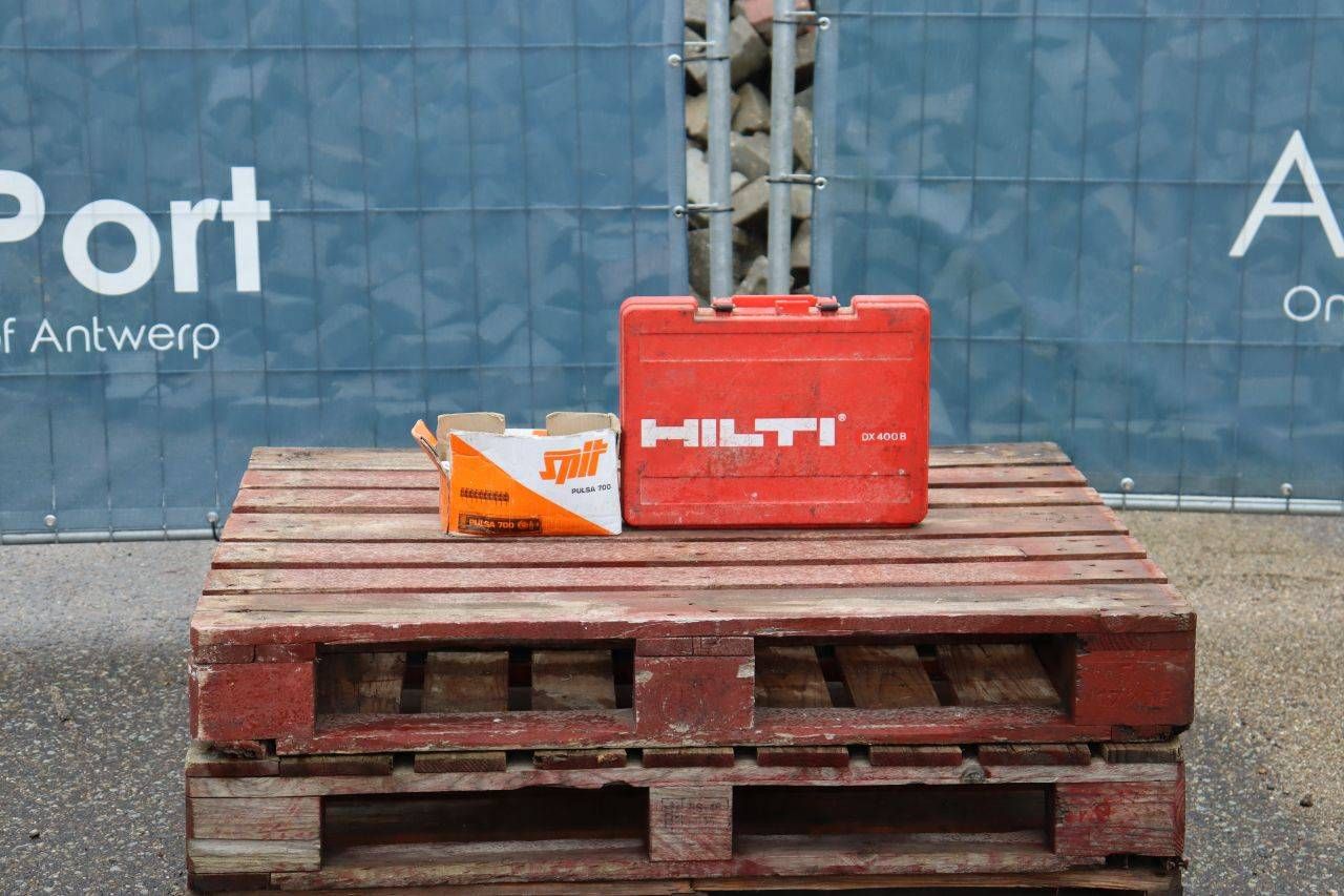 Chiodatrice a polvere Hilti DX 400B con vari tipi di chiodi e cartucce.