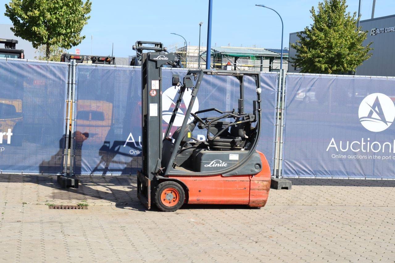 Carrello elevatore elettrico Linde E16C-02, portata 1600 kg, altezza 4,7 m, anno 2006.